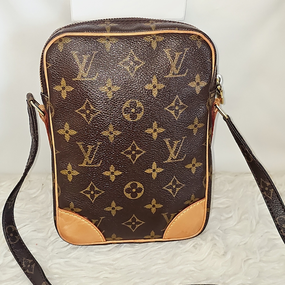 Authentuc Louis Vuitton Danube PM Monogram Crossbody Bag - Picture 4 of 16